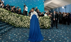 Co-host Colman Domingo arrives in a sapphire cloak and golden mantel designed by Alessandro Michele
