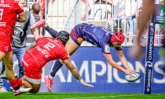 Louis Bielle-Biarrey dives in for his first try